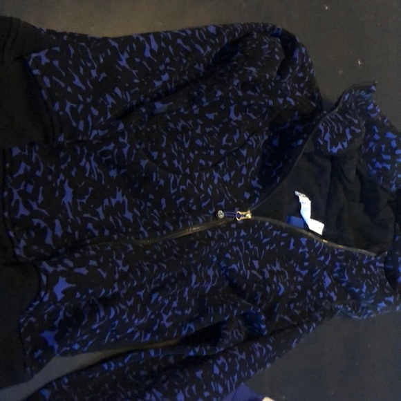 Size 6 lulu zip up - Picture 1 of 2